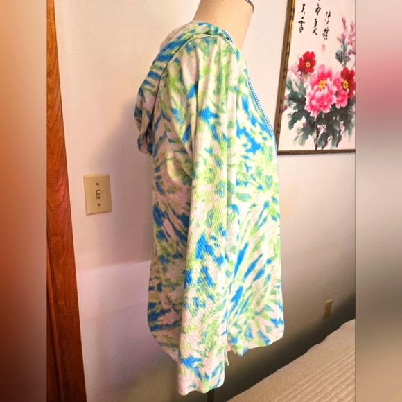 BELLE BY KIM GRAVEL BLUE & GREEN TIE-DYED HOODIE SHIRT WITH POCKETS. SIZE LARGE. - Picture 2 of 9